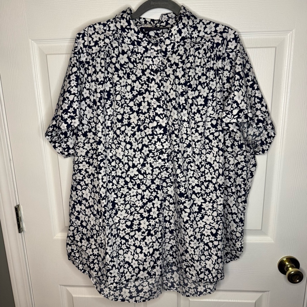 Lane Bryant Navy and White Floral Blouse Buttons 1/2 way Down Size 20 GUC